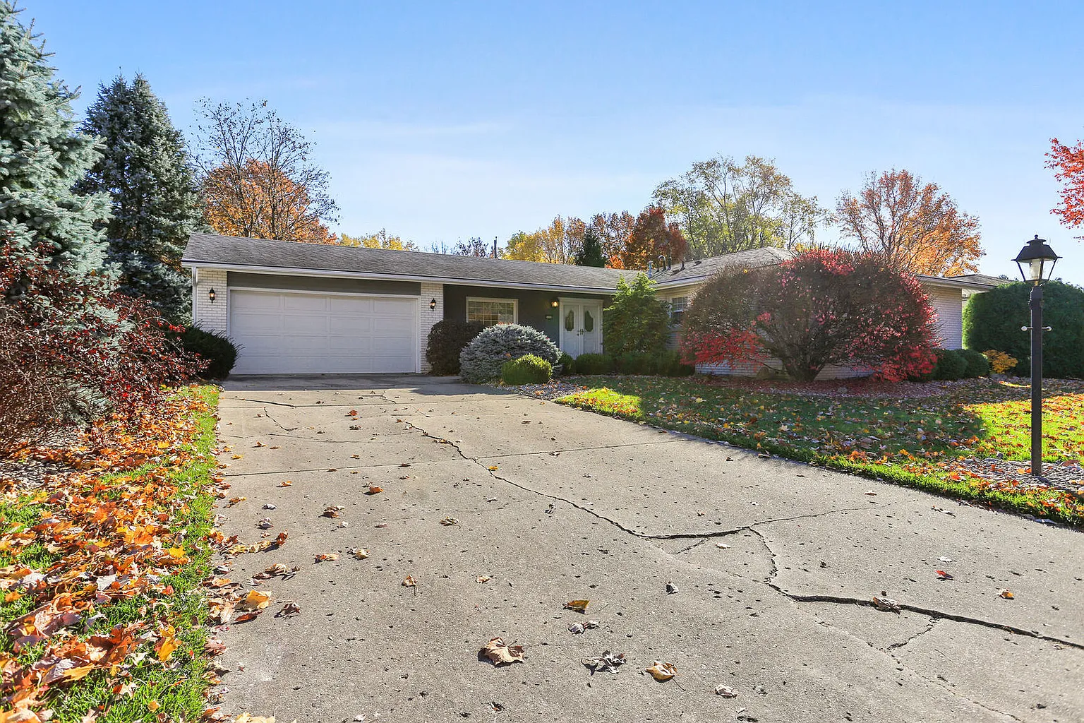 2112 Plymouth Dr photo 1