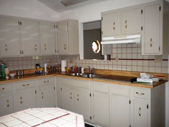 4th image of 1096 Highlands Cres