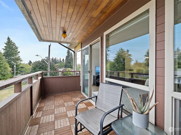 13433 Roosevelt Way N #302, Seattle, WA 98133