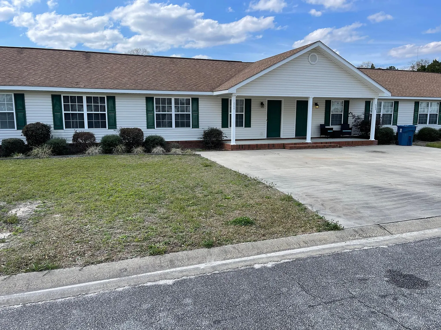 2 bed, 825 sqft, $1,050 — Photo 1
