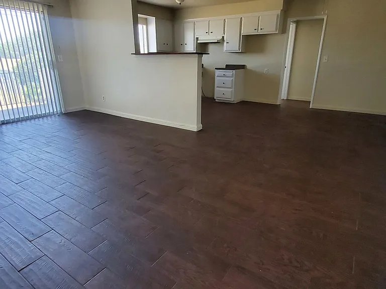 1815 Locust Ave — Photo 2