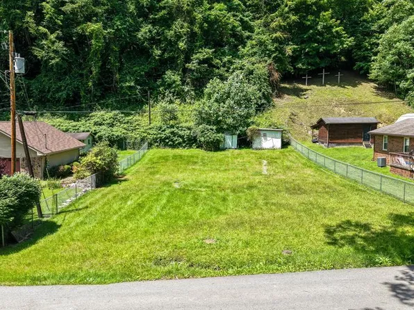 199 Poplar Ln, Oceana, WV 24870