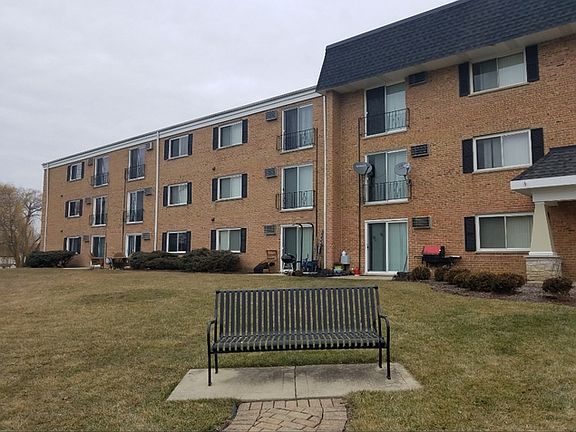 4th image of 580 Lawrence Ave APT 302