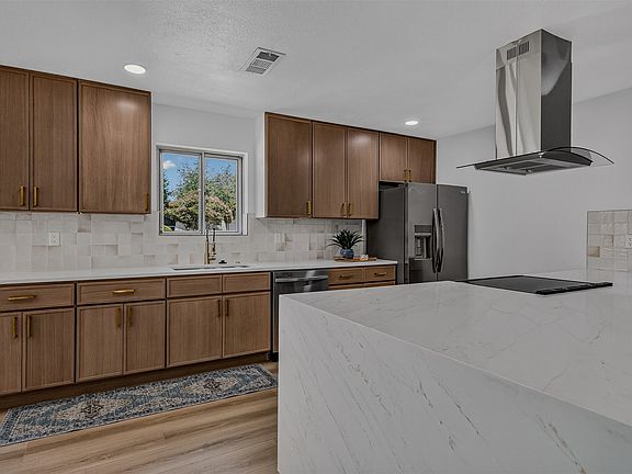 5th image of 6 Collins Ct