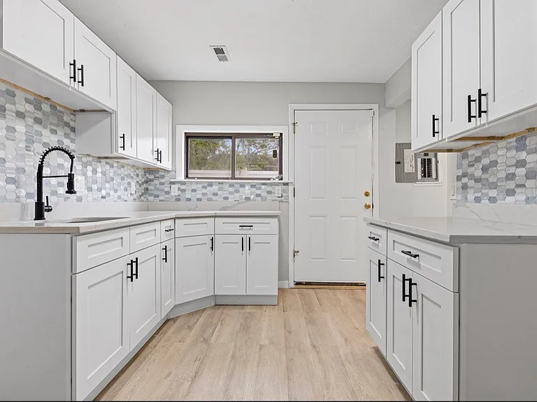 27182 Oriole Ave — Photo 2