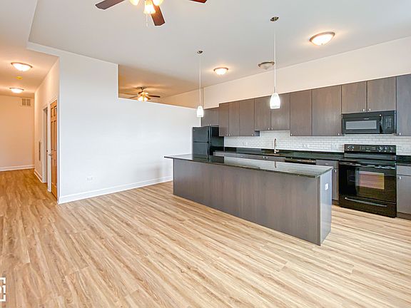 5th image of 3647 N Southport Ave #406