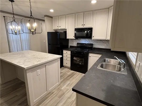 229 Devonshire Dr, Dimondale, MI