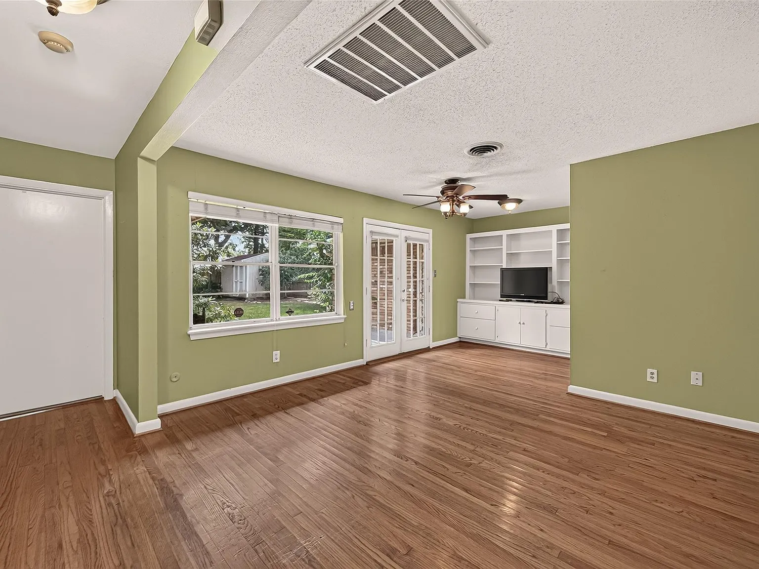 3 bed, 1.0 bath, 1112 sqft, $2,500 — Photo 3