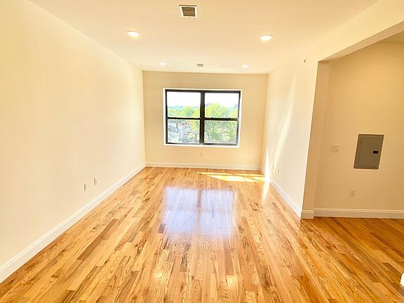 4th image of 93 N Walnut St #405