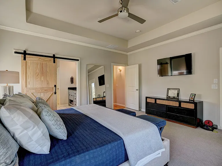 Smart Tv and full closet