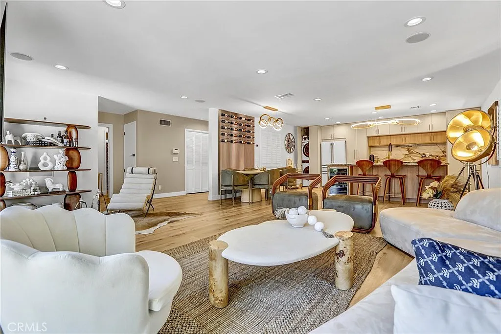 3 bed, 1555 sqft, $5,190 — Photo 4