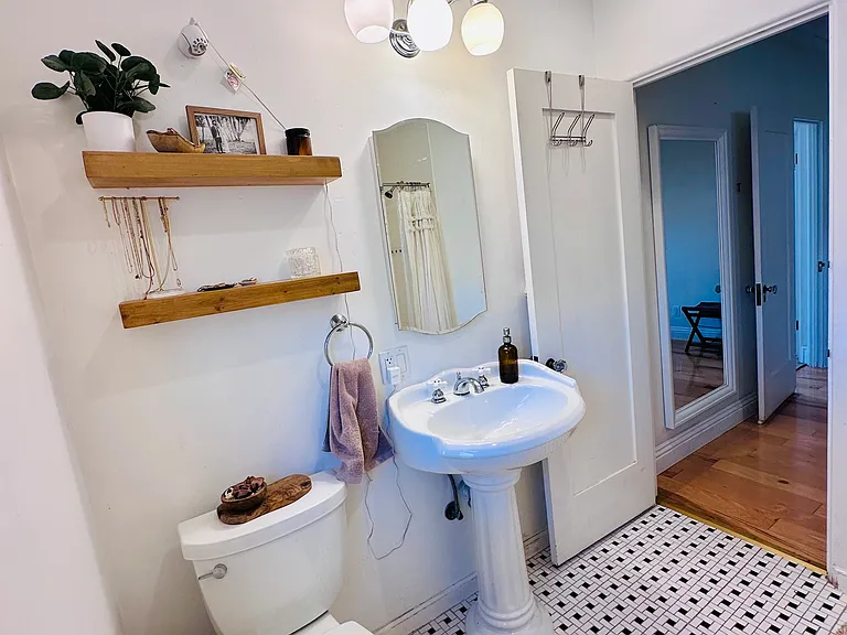 2619 Columbia St — Photo 36