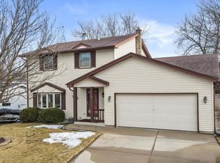 228 Oaklawn Ct, Pewaukee, WI 53072