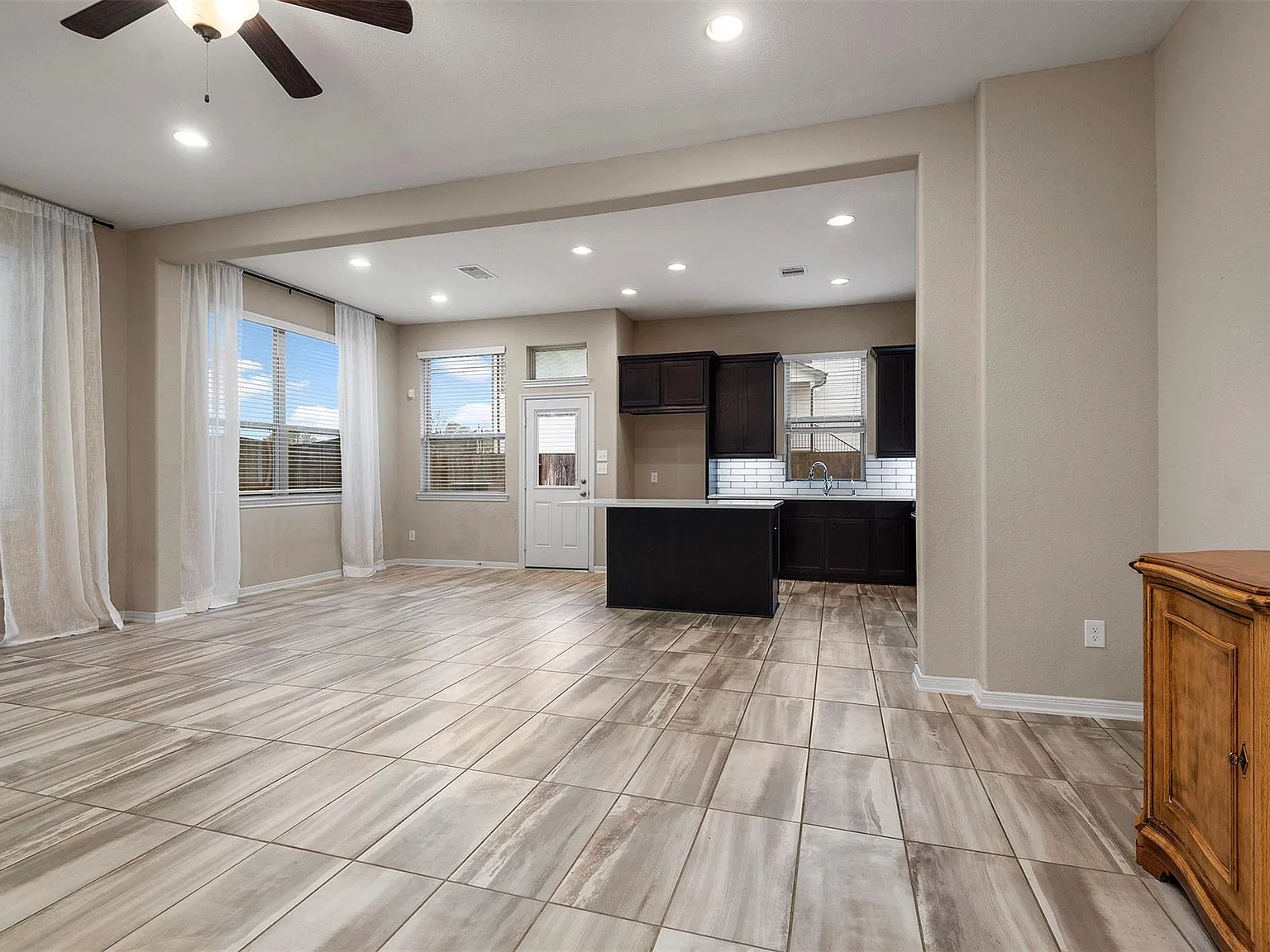 3 bed, 2.5 bath, 1907 sqft, $1,975 — Photo 3