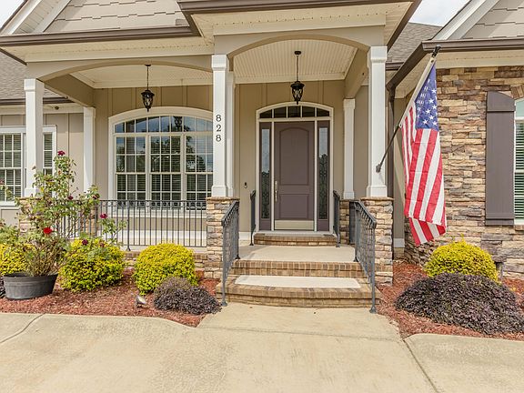 4th image of 828 Dogwood Lane