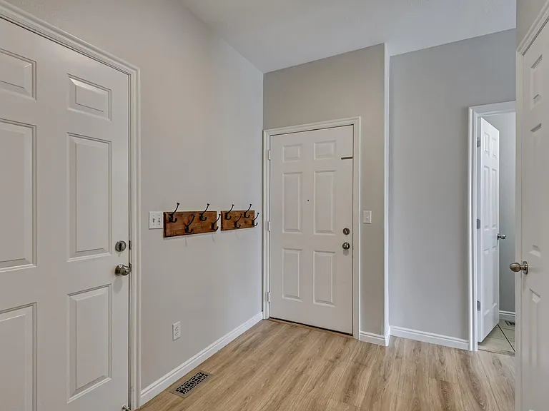 1643 W Wynview Ln — Photo 6