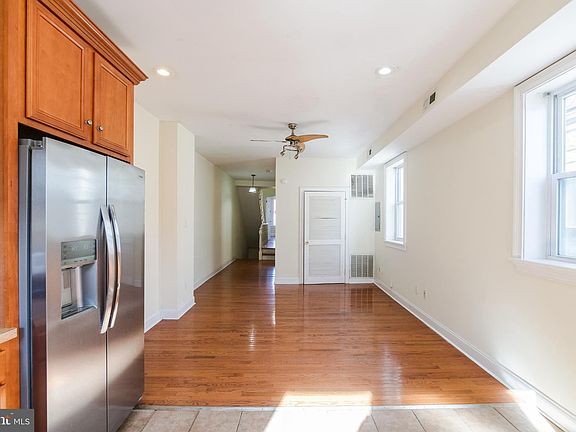 2nd image of 2546 W Girard Ave