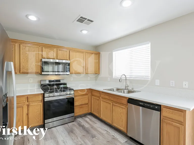 5681 Woods Crossing St — Photo 7