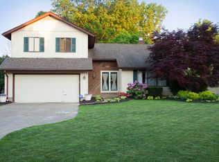 30843 Windy Hollow Ln, North Olmsted, OH