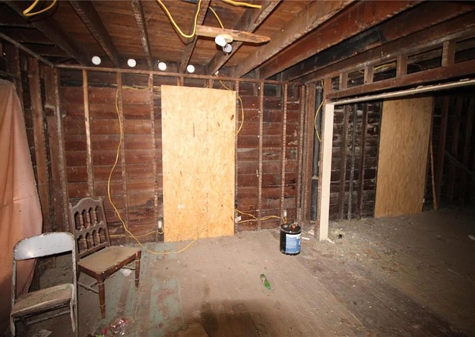 2nd image of 2740 Monroe Ave