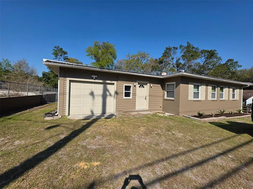 4 bed, 2.0 bath, 1353 sqft, $1,900 — Photo 1