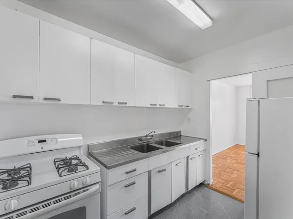 9 Fordham Hill Oval image 8 of 12