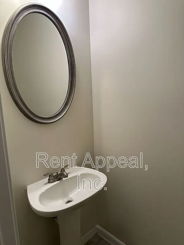 3 bed, 2.5 bath, 1700 sqft, $2,200 — Photo 4