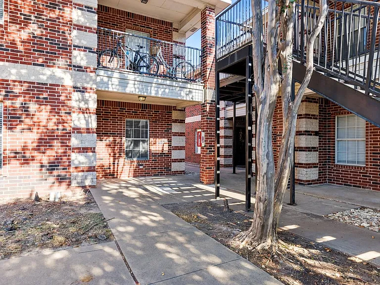 1521 Bagby Ave #C — Photo 4