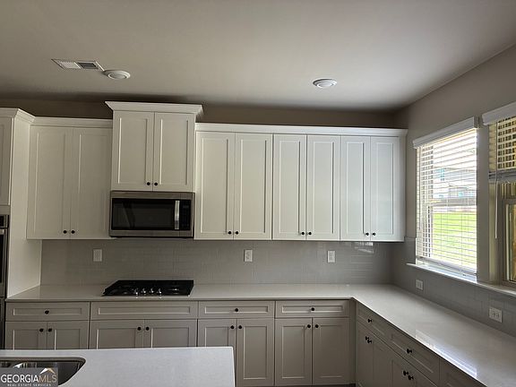 5th image of 157 Donovan Ave