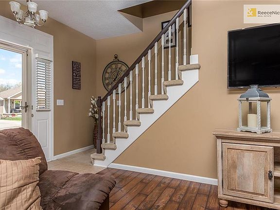 2nd image of 810 Redbud Dr