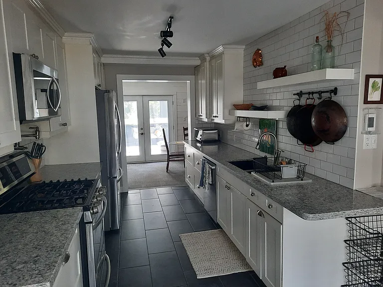 62 Eugenia St — Photo 8