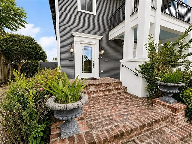 914 Friscoville Ave — Photo 2