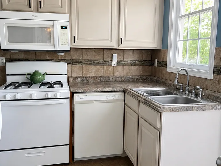 244 Beacon Pl — Photo 8