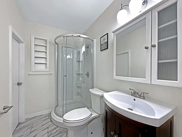 1021 Crosby Ave — Photo 15