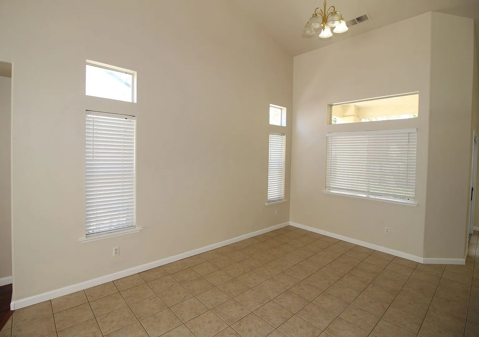 Clovis Home across from a community park — Photo 4