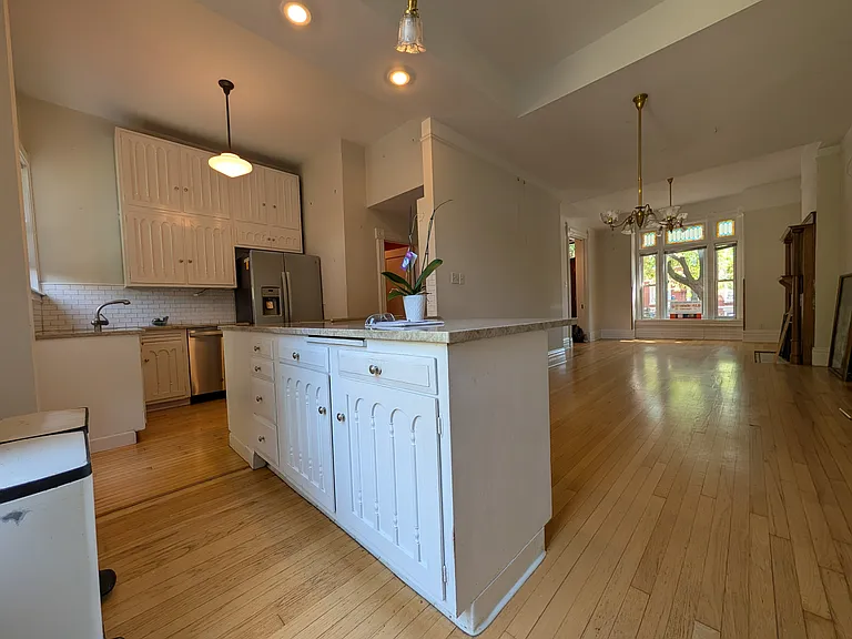 730 S Claremont Ave — Photo 3