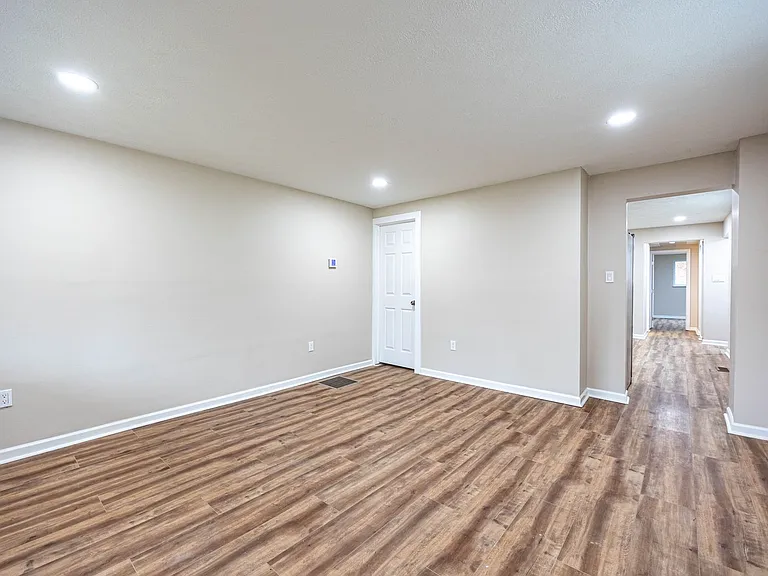 106 Blythe Rd — Photo 2