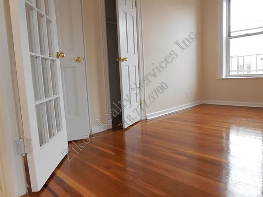 Rented by Zikos Realty Services | media 3