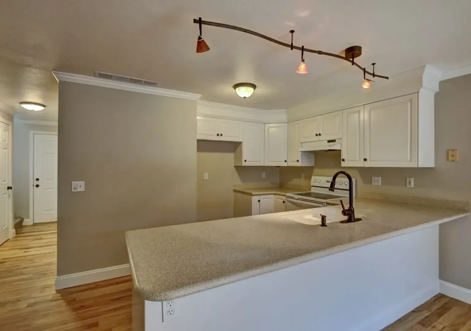 Spacious 3 bed Townhome with Fenced Yard, Garage, & Community Pool in Prime Boise Location! — Photo 4