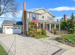 15 Foxcroft Rd, Albertson, NY 11507