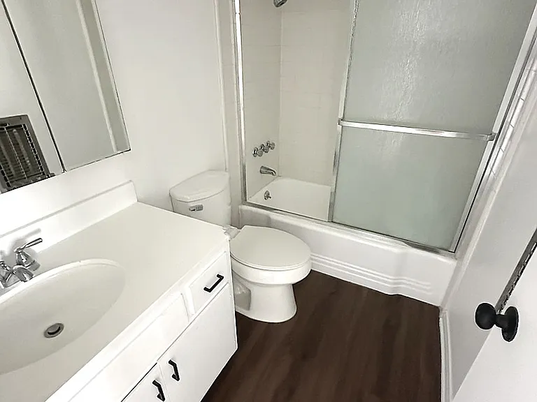 406 VETERAN AVENUE - Westwood, CA 90024 - Bathroom