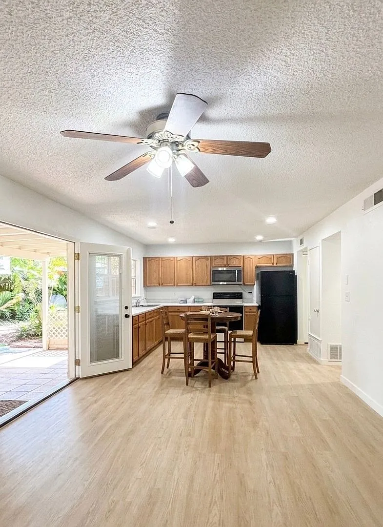 Updated 4 bedroom, 2.5 bath home! — Photo 2