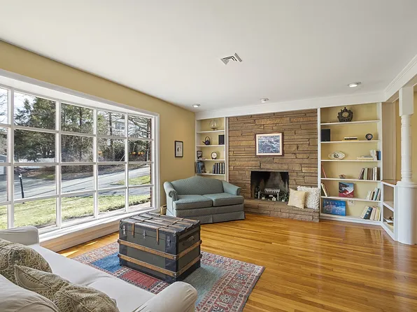 71 Bemis Rd, Holyoke, MA 01040