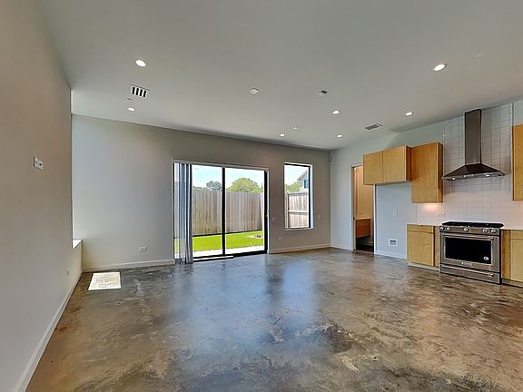 4th image of 906 Blackland Ct