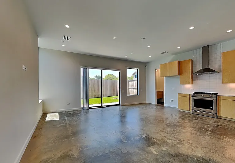 906 Blackland Ct — Photo 4