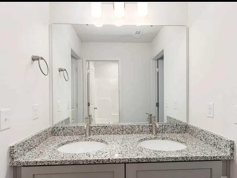 2633 Capitol Dr — Photo 18