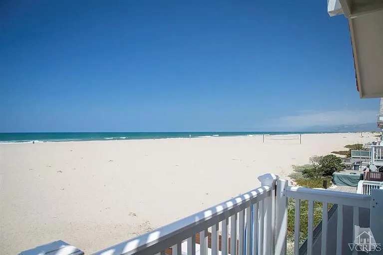 4025 Ocean Dr — Photo 2