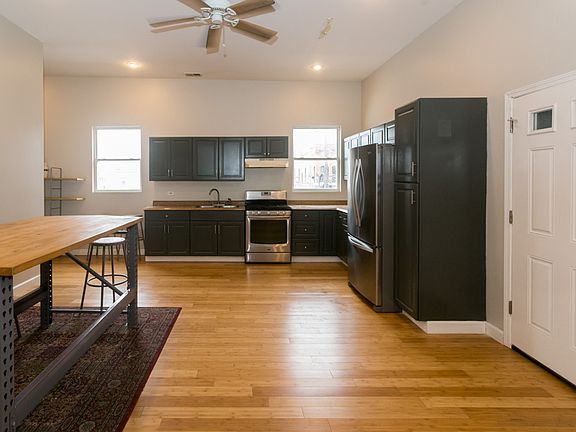 3rd image of 1909 W Grand Ave #1R