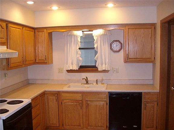 4th image of 829 Taylor Dr