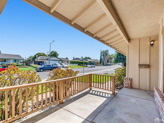 4th image of 2049 Oakridge Ln